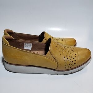 Cobb Hill Laci gore slip on leather trainers shoes mustard yellow women's size 9